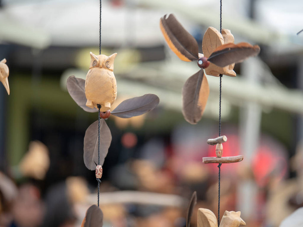 Búho de madera y colibrí adornos japoneses colgando al aire libre
 - Foto, imagen