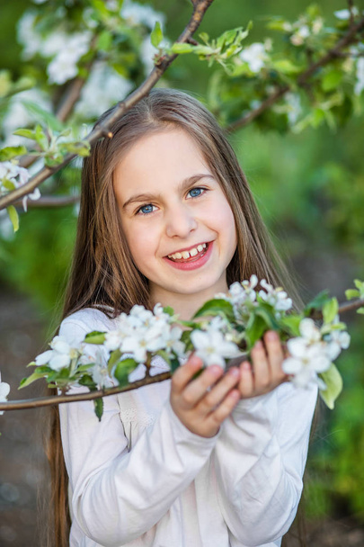 Portrait of cute girl in the spring garden - Фото, зображення