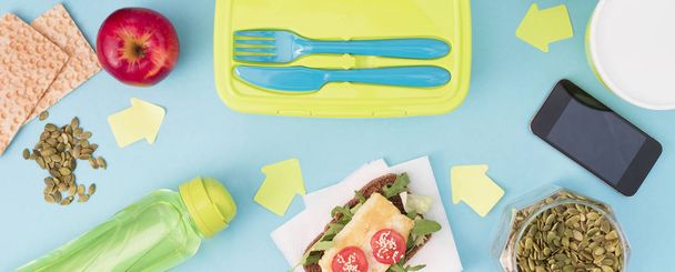 有用な製品、チェリー トマト、リンゴ果実種子プラスチック食器白い花新鮮なサラダのバナー セット - 写真・画像