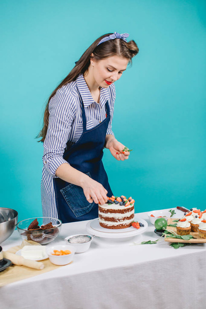 Woman decorating delicious cake - Φωτογραφία, εικόνα