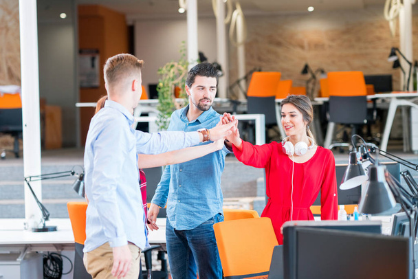 Business, Start-up, Planung, Management und People-Konzept - glückliches Kreativ-Team mit Aufklebern auf Büroglasplatten im Gespräch im Büro - Foto, Bild