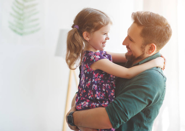Vatertag. glückliche Tochter der Familie umarmt seinen Vater   - Foto, Bild
