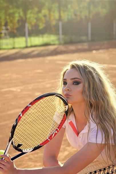 Girl athlete in tennis uniform at net on court - Foto, Bild