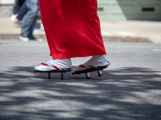 Femmes en geta, chaussures traditionnelles japonaises, dans la rue
 - Photo, image