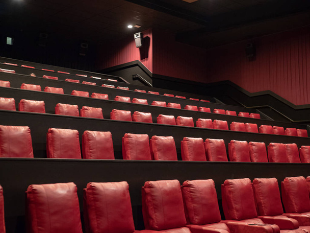 Luksusowy czerwony film Teatr miejsc w puste kino    - Zdjęcie, obraz