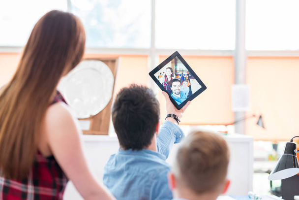 Junge Geschäftsleute machen mit Tablet ein Selfie im Büro  - Foto, Bild