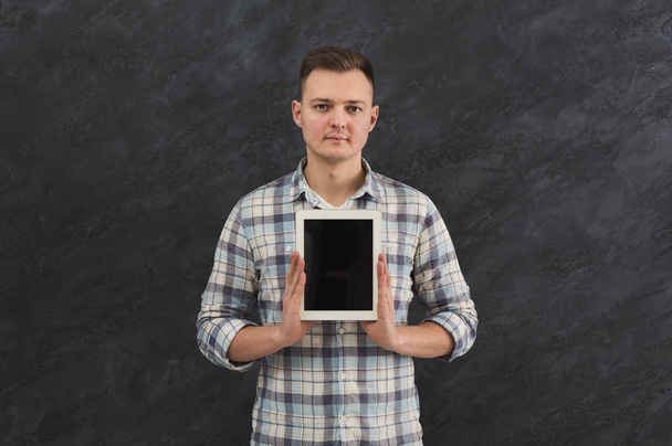hombre guapo sosteniendo tableta digital en el estudio
 - Foto, imagen