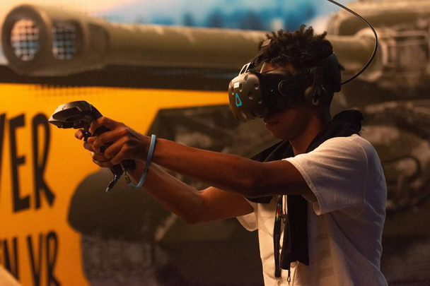 Un hombre juega un videojuego usando gafas de realidad virtual
 - Foto, imagen