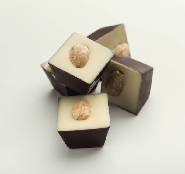 Bonbons au chocolat avec noix isolé sur blanc
 - Photo, image
