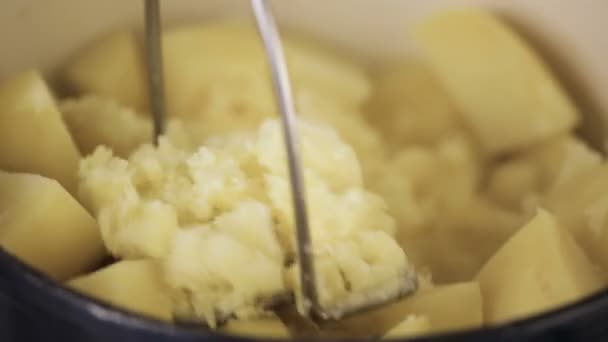 Stap voor stap. Klassieke aardappelpuree voorbereiden op Thanksgiving diner - Video