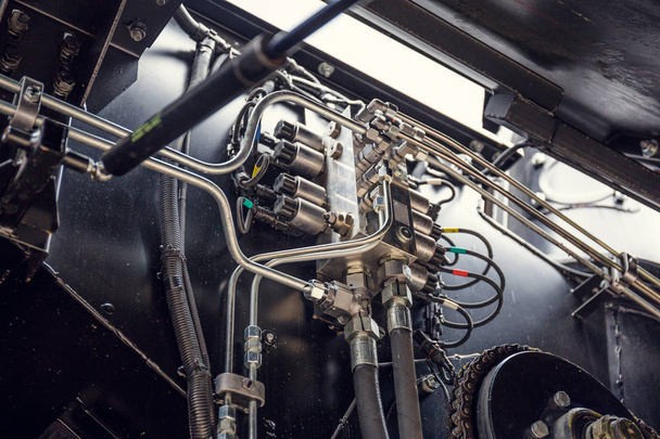 Harvester motoronderdeel, mechanismen van nieuwe moderne technologie combineren voertuig motor - Foto, afbeelding