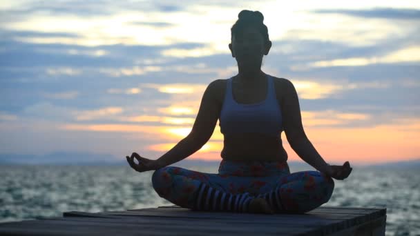 nő pózol a jóga meditáció - Felvétel, videó