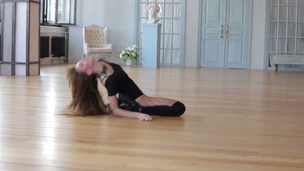 Dziewczyna taniec na podłodze - Materiał filmowy, wideo