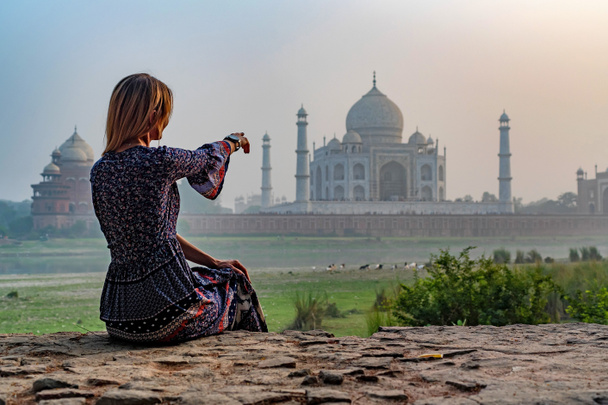 Hermosa chica señala a Taj Mahal. Concepto de viaje - Foto, imagen