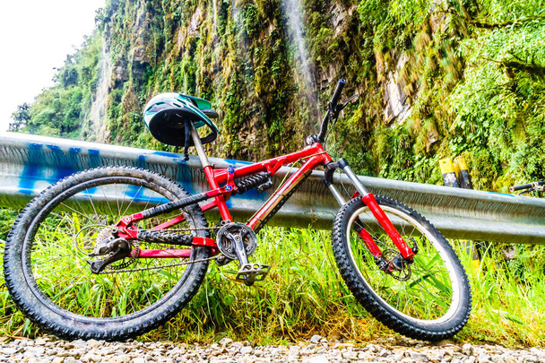 Mountainbike en el camino de la muerte en los Yungas de Bolivia
 - Foto, Imagen