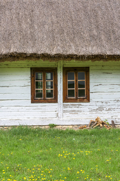 Antigua casa tradicional de madera pulida en museo al aire libre, paisaje rural, Tokarnia, Polonia
 - Foto, imagen