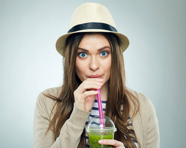 uśmiechający się kobieta w stylu casual ubrania picia koktajl detox  - Zdjęcie, obraz