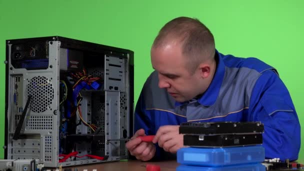 Ingénieur de support informatique modifie le disque dur de l'ordinateur de bureau
 - Séquence, vidéo
