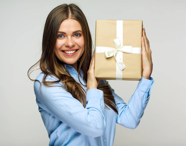 smiling businesswoman holding paper gift box - Zdjęcie, obraz