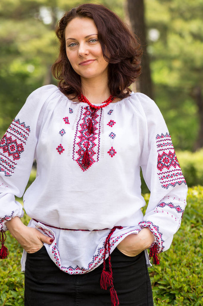 Ukranilainen nainen perinteisessä mekossa
 - Valokuva, kuva