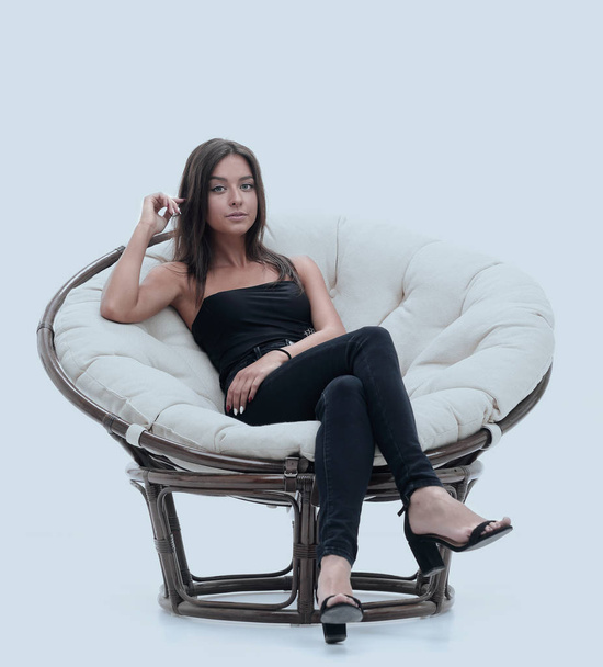 Młoda kobieta siedzi w fotelu duży okrągły - Zdjęcie, obraz