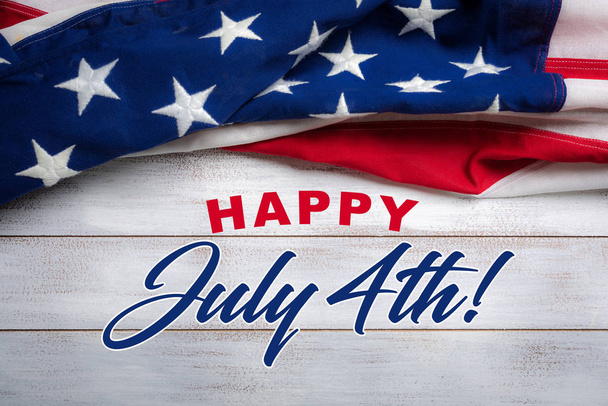 Bandera americana sobre fondo de madera desgastada blanca con saludo del 4 de julio
 - Foto, Imagen