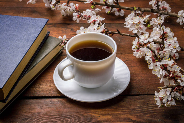 Sakura dalları ile çiçekler, beyaz fincan siyah kahve ve tw - Fotoğraf, Görsel