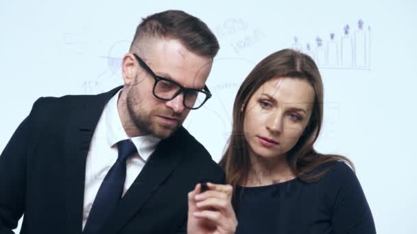 Άνδρας και γυναίκα χειραψία και να συζητήσουν την επιχειρηματική στρατηγική για την επιτυχία σε μια υπηρεσία Σύγχρονη γυαλί - Πλάνα, βίντεο