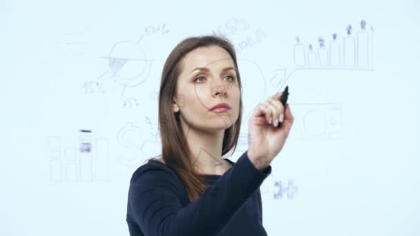 Γυναίκα αντλεί διάφορα διαγράμματα ανάπτυξης, υπολογίζοντας τις προοπτικές για την επιτυχία σε μια υπηρεσία Σύγχρονη γυαλί - Πλάνα, βίντεο