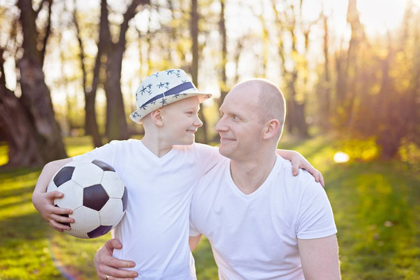 Šťastný otec a syn portrét v parku - Fotografie, Obrázek