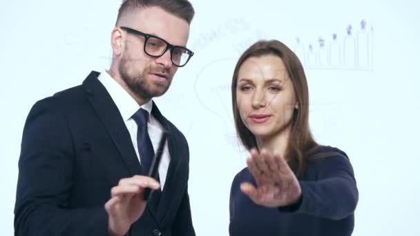 Άνδρας και γυναίκα χειραψία και να συζητήσουν την επιχειρηματική στρατηγική για την επιτυχία σε μια υπηρεσία Σύγχρονη γυαλί - Πλάνα, βίντεο