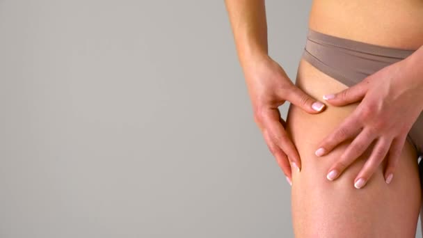 Vrouwelijke hip striae en cellulitis op de huid - Video