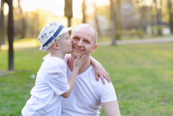 Счастливый сын целует отца
 - Фото, изображение