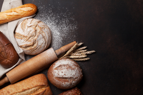 Huisgemaakt knapperig brood koken op schoolbord achtergrond. Bovenaanzicht met ruimte voor uw tekst - Foto, afbeelding