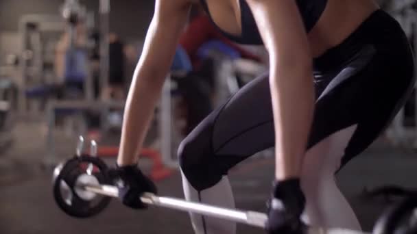 Γυναίκα, μαζεύοντας το barbell στο γυμναστήριο - Πλάνα, βίντεο