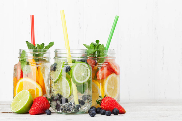 zblízka pohled na tři sklenice domácí limonády s letní ovoce a bobule - Fotografie, Obrázek