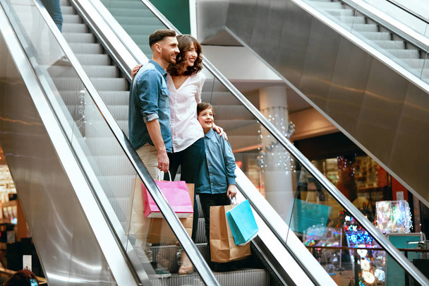Family Shopping. Happy People In Mall - Foto, Imagen