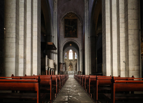 Arles, Frankreich - 27. Juni 2017: Hauptschiff und Altar in der Kathedrale Saint-Trophime in Arles, Frankreich. bouches-du-rhone, Frankreich - Foto, Bild