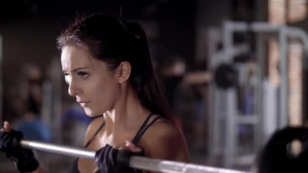 Kadın spor salonunda bir halter kaldırma - Video, Çekim