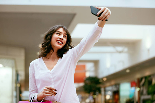 Shopping. Smiling Woman Taking Photos In Shopping Centre - Zdjęcie, obraz
