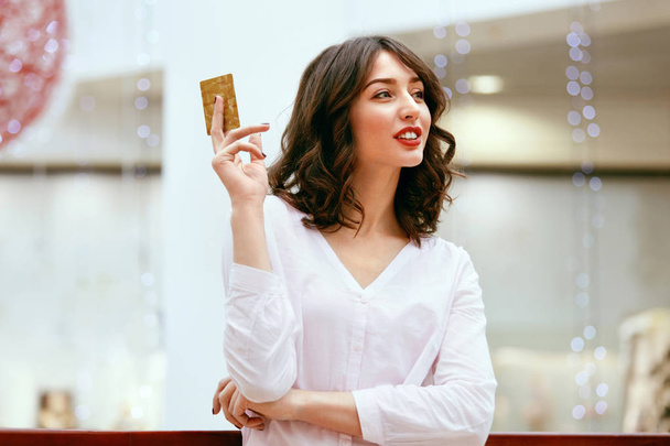 Woman Holding Credit Card In Shopping Mall - Фото, зображення
