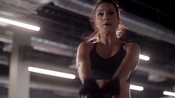 Mujer usando kettlebell en el gimnasio
 - Metraje, vídeo