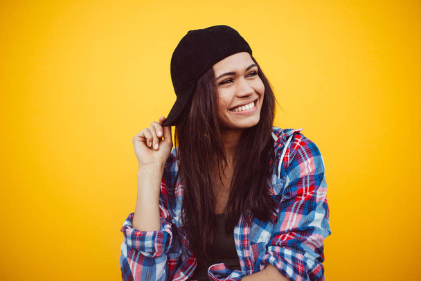 Portrét šťastný dospívající na barevné pozadí - Fotografie, Obrázek