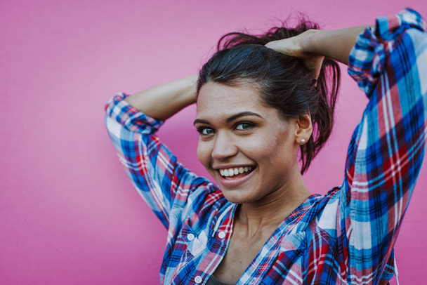 glücklich Teenager Porträt auf farbigen Hintergründen - Foto, Bild