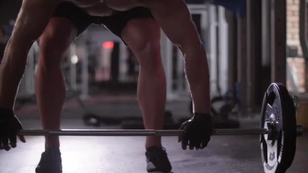 Muscular hombre levantamiento de pesas en el gimnasio
 - Imágenes, Vídeo