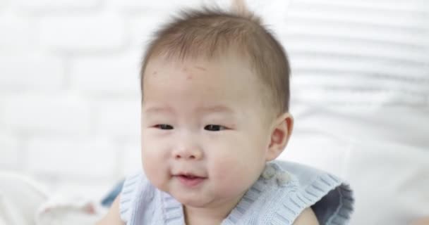 Šťastný, asijské rodiny dítěte s nadřazeným utahovat doma s tváří úsměv. - Záběry, video