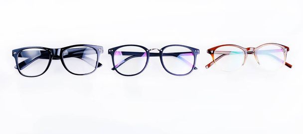 Три різні окуляри ізольовані на білому
. - Фото, зображення