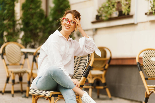 Χαρούμενος νεαρός μόδας γυναίκα με τα κόκκινα γυαλιά - Φωτογραφία, εικόνα