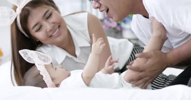 glücklich asiatische Familie Baby mit Eltern machen Spaß zu Hause mit Lächeln Gesicht. - Filmmaterial, Video