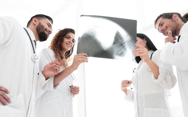 medical workers looking at patients x-ray film - Φωτογραφία, εικόνα
